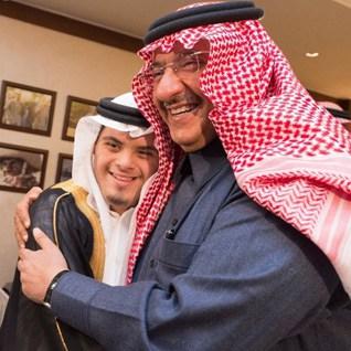 محمد بن نايف.. يدٌ تضرب الباغي وأخرى تنثر التواضع والإنسانية